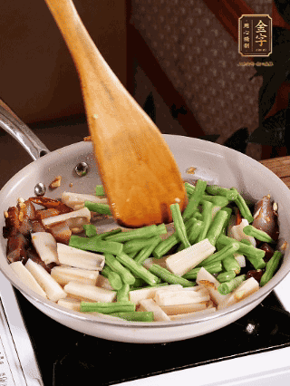 加少許生抽、蠔油、料酒、雞精調(diào)味，少許清水燜2分鐘，炒至豆角皺皮即可