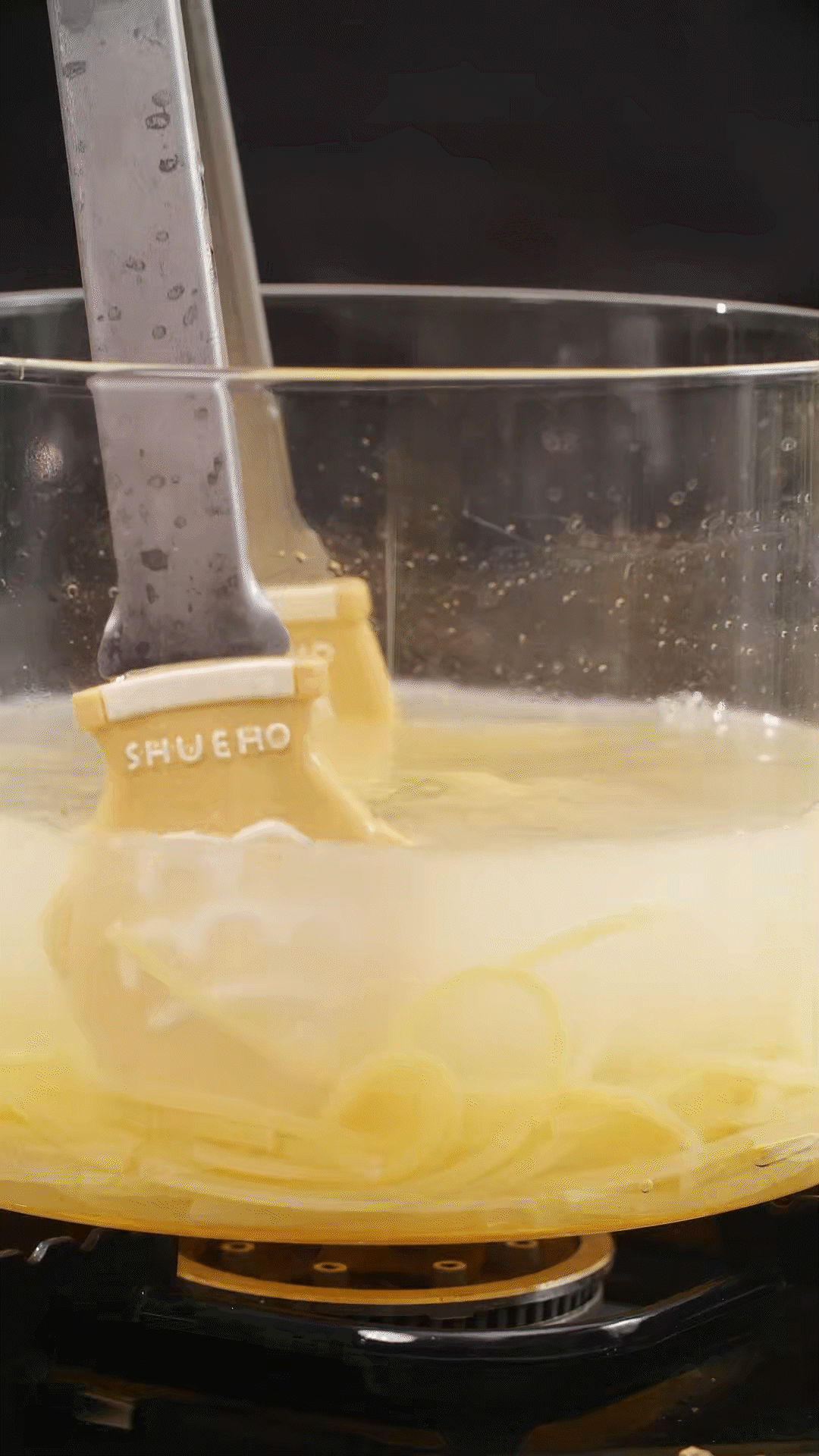 將意面煮熟，到自己喜歡的熟度。撈出過(guò)冷水，瀝干
