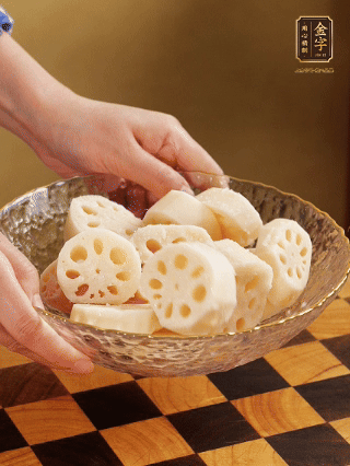 蓮藕洗凈削皮，切大塊，用鹽、糖腌制30分鐘。