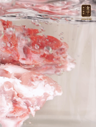 豬骨冷水下鍋，加蔥姜、料酒焯水4分鐘。