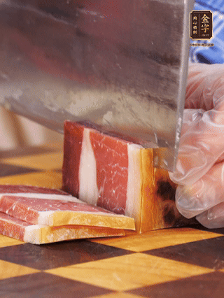 金字火腿切片，溫水浸泡5分鐘