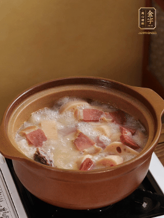 豬油潤鍋，豬骨、姜片煸出油脂香，再依次下開水、蓮藕、火腿，大火燒開