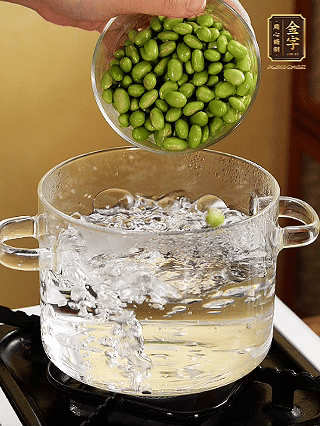 嫩毛豆汆燙1分鐘。