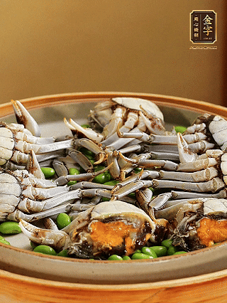 盤底鋪毛豆，依次放大閘蟹、咸肉， 淋一圈料酒、豉油。