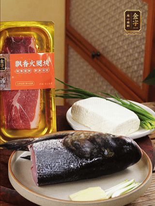 花鰱魚頭處理干凈（刮黑膜、除貼骨血、拔魚牙、剪魚鰭、刮凈魚肉表面雜質(zhì)），從中間劈開成兩半，擦干水分