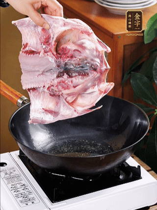 鍋里油燒熱（一半豬油、一半玉米油），放入魚頭，把魚頭煎至少兩面金黃