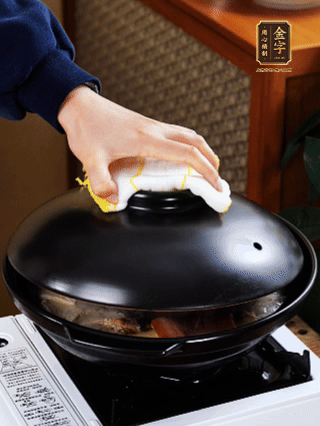 大火燒開，大火煮10~15分鐘。放入切好的豆腐，再煮5分鐘