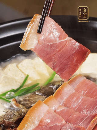 加入一丟丟鹽，撒點(diǎn)胡椒粉，蔥段點(diǎn)綴